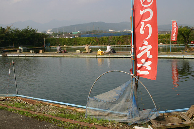 一般的な、昔からあるタイプの釣り堀です。釣りやすいように駆け上がりなどの工夫がされています。8尺や9尺の竿でも底釣りが楽しめるように水深はあまり深くありません。最近では「浅だな」の釣りが当たり前に行われますが、昔は「へらぶな釣りの基本は底釣り」という概念が強く、たいていの釣り堀には底釣り専用池がありました