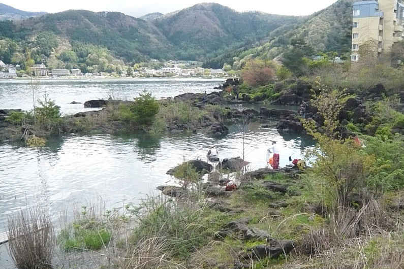 【山梨宝石博物館前】　来た！　両手で拝み取りをする釣り人。竿を寝かされてしまうと、ハリス切れを起こします。できるだけ竿を立てて、竿の持つ弾力が十分に生かせるようにします。竿を手前に引っ張るというより、穂持ちに魚を乗せるような気持ちで竿を扱います